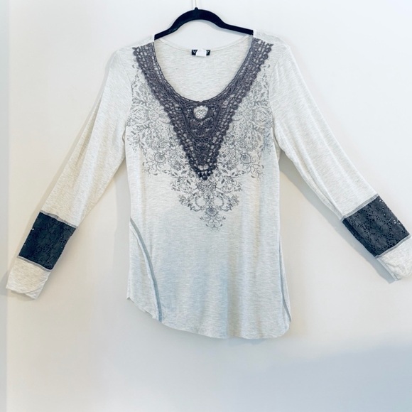VENUS Cream Long Sleeve Top with Dark Charcoal Lace Accents Sixe L - Picture 2 of 12